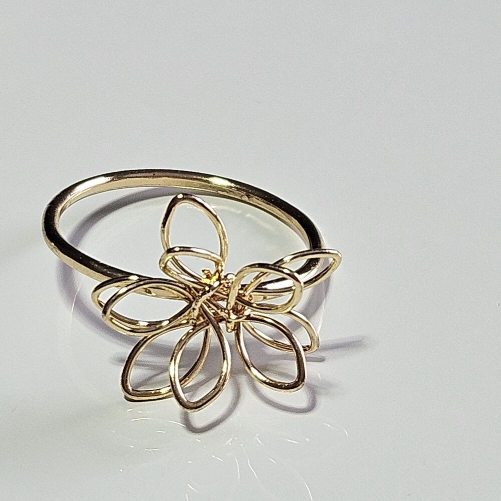 Gold Tone Filigree Flower Ring Size 7 dainty